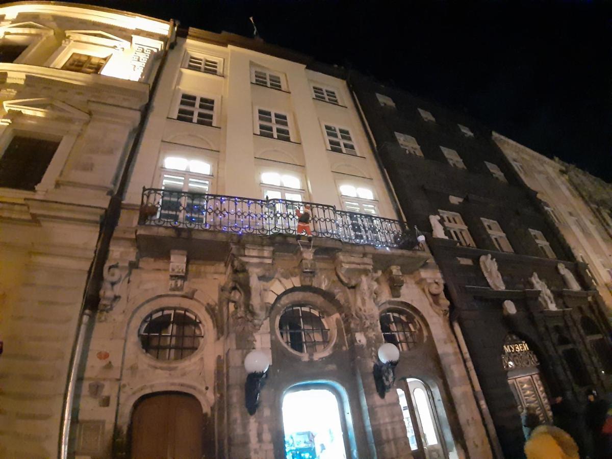 Artrooms -Round Windows Rynok Sq Lviv Buitenkant foto