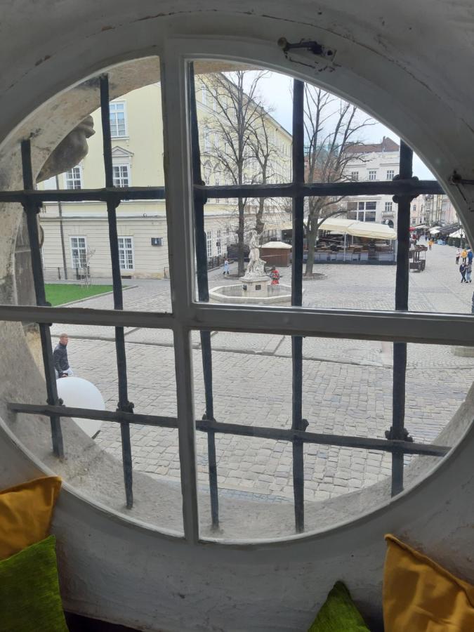 Artrooms -Round Windows Rynok Sq Lviv Buitenkant foto