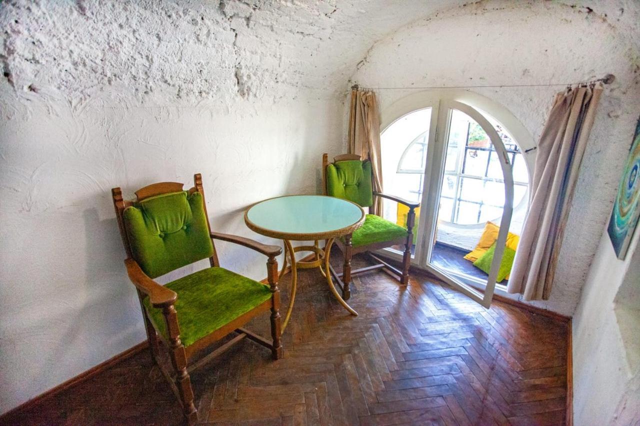 Artrooms -Round Windows Rynok Sq Lviv Buitenkant foto