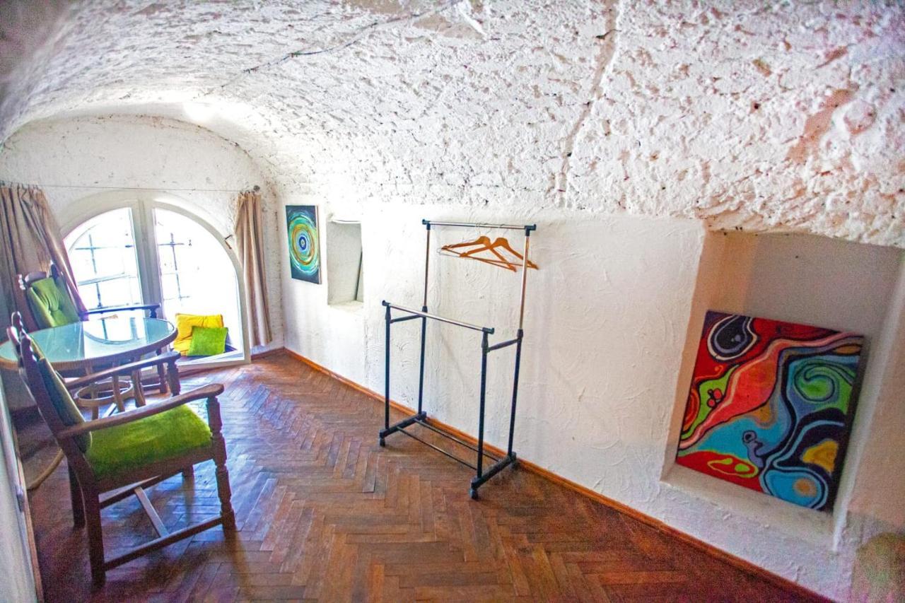 Artrooms -Round Windows Rynok Sq Lviv Buitenkant foto