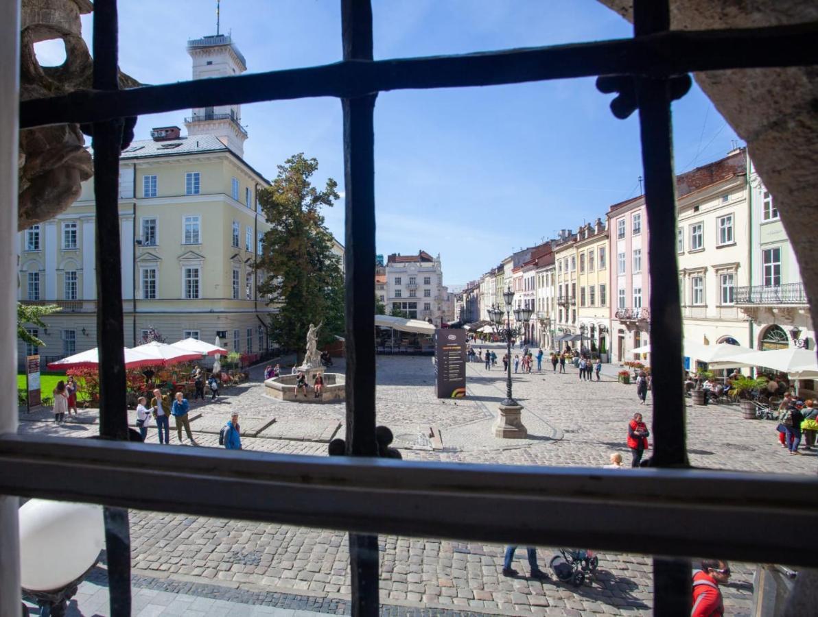 Artrooms -Round Windows Rynok Sq Lviv Buitenkant foto