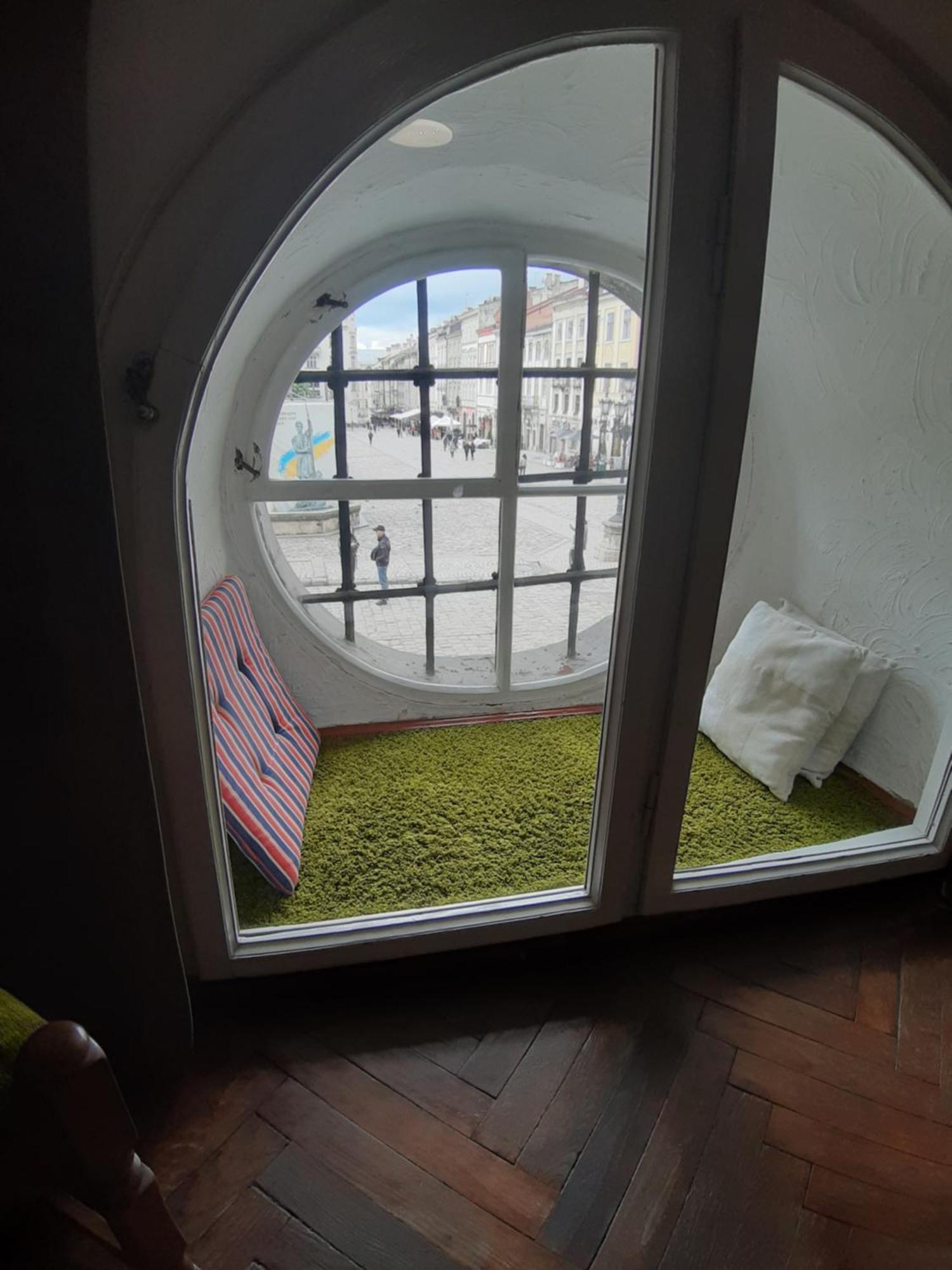 Artrooms -Round Windows Rynok Sq Lviv Buitenkant foto